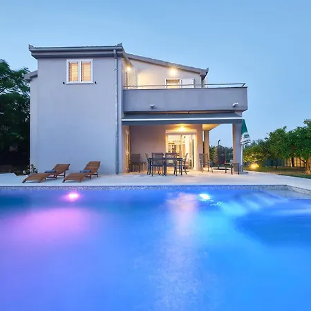 Barbara - Modern House With A Private Swimming Pool Сasa de vacaciones