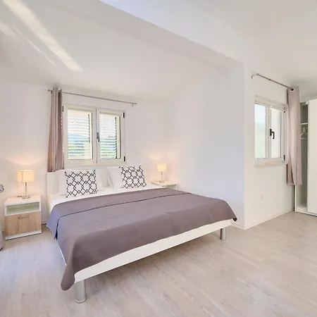 Сasa de vacaciones Barbara - Modern House With A Private Swimming Pool